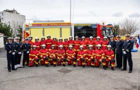 Photo de groupe de la promotion en présence du chef d'état-major du BMPM, du directeur de l'école et des cadres