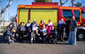 Photo de groupe des élèves et des marins-pompiers