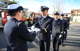 Rémise d'étoile à un élève par son instructeur