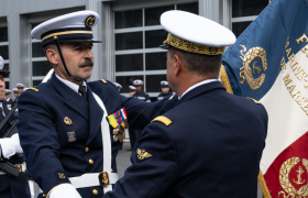 Cérémonie de remise de passation de la garde au drapeau et remise de casque à l'Ecole des marins-pompiers de la Marine